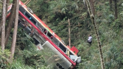 南投杉林溪園區接駁巴士墜谷！66歲男亡、4重傷、3輕傷