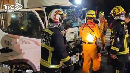 紅燈停2秒就被撞　台中貨車頭「揉成廢鐵」司機雙腳夾困痛哀號