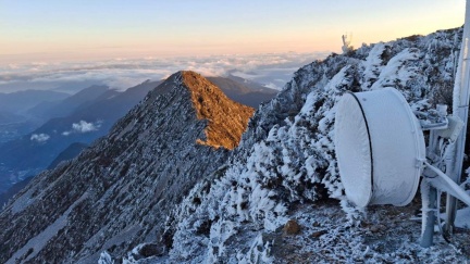 玉山凌晨下雪「零下8.9度」　冷氣團發威成銀白世界