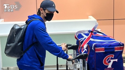 上百球迷接機喊辛苦了　陳傑憲「1舉動」暖爆