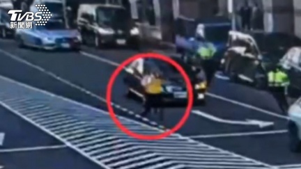 游智彬民進黨部砸雞蛋鬧場　與警激烈衝突壓制畫面曝