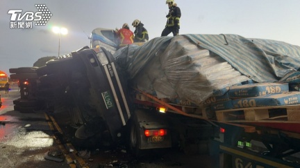 新北瑞芳嚴重事故！曳引車失控翻車釀追撞　駕駛命危搶救