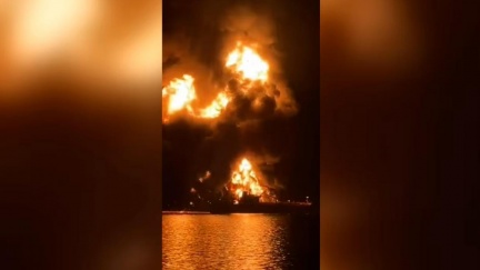 波斯灣2油輪炸成火球！美商船遭「伊朗自殺船」撞擊1死