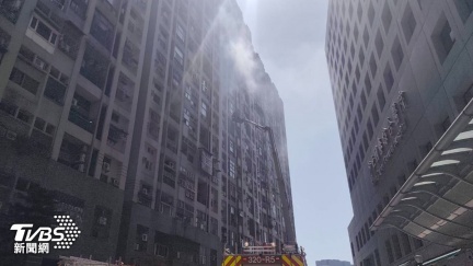 汐止國泰醫院對面大樓起火「濃煙狂竄」　中年男緊急送醫