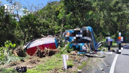 快訊／國三嚴重車禍！水泥車翻覆全線癱瘓　司機臟器外露慘死