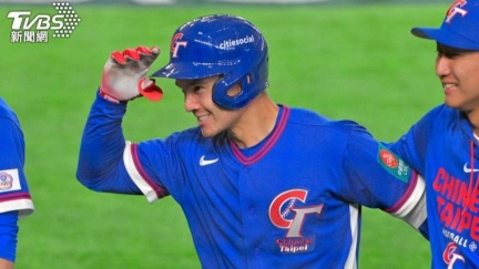 競標最後1小時　費仔WBC戰袍28萬飆到64萬落槌