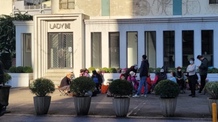 一片炒價千元　Lady M杜拜巧克力千層掀亂象