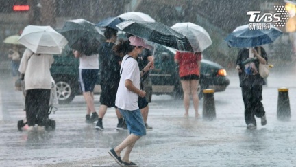 鋒面殺到！雨彈狂炸「下最猛區域」曝　週末驟降溫