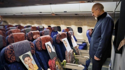 美伊談判將登場！伊朗議長帶遇難兒童照「我的飛行同伴」