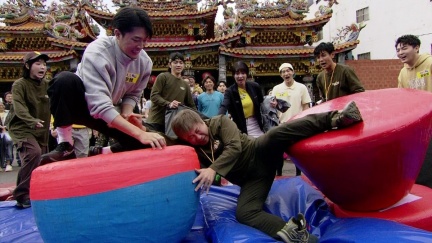 胡瓜重摔在地！表情痛苦、鞋子噴飛　《大集合》急找董至成代打