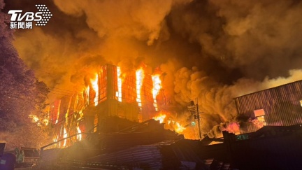 快訊／五股舊衣工廠晚間竄濃煙惡火　連棟已燒2間