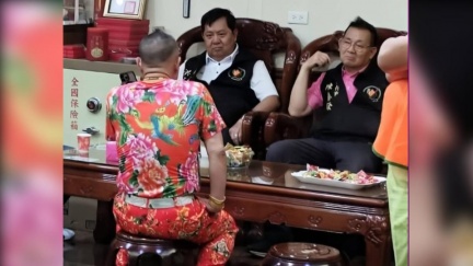 吊車大王「坐矮凳」拱天宮挨轟　本人急喊別誤會