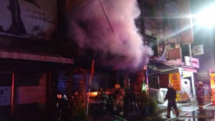 台南印度料理店深夜火災！鐵門內竄橘紅火光、濃煙　波及情趣店