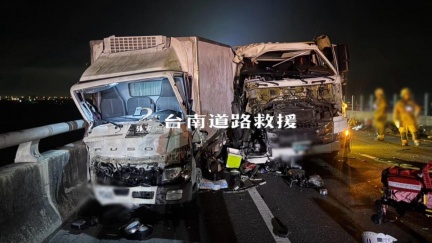 台南台84線驚悚車禍！3貨車撞一團變形　1人慘遭「拋飛橋下」