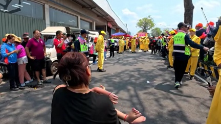 三度抱8歲腦麻兒跪地！白沙屯媽祖慈悲停轎　香燈腳全紅了眼眶