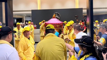 白沙屯媽祖首度駐駕「員林中華賓士」　大甩尾堅持賜福