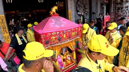粉紅超跑進西螺福興宮！偕太平媽祖夢幻連動　再度「四媽會」