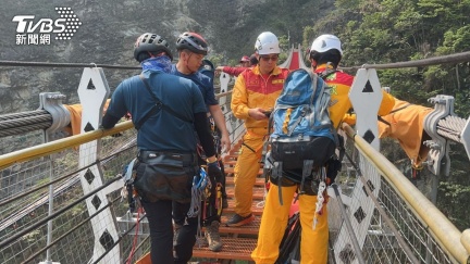 南投雙龍溪1死！40樓高墜橋男屍卡巨石　消防急吊掛