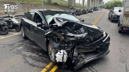 五股警匪追逐！犯嫌拒捕瘋狂衝撞　刑大偵防車頭全毀