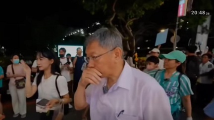 柯文哲疑遭辣椒水攻擊！逢甲夜市掃街「掩口咳嗽」　小草女神喊告