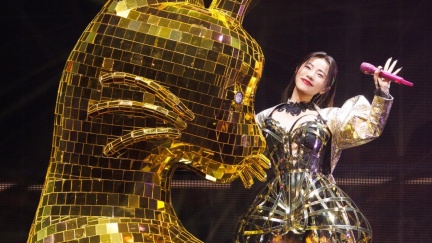 丁噹等10年重返高雄巨蛋　搭巨型夜貓霸氣現身