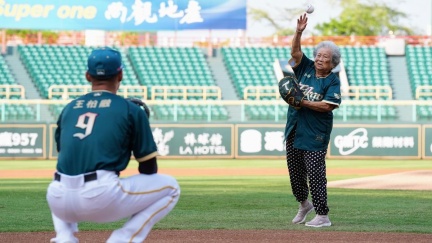 「大港阿嬤」登板開球嗨翻台鋼雄鷹主場　王柏融接捕