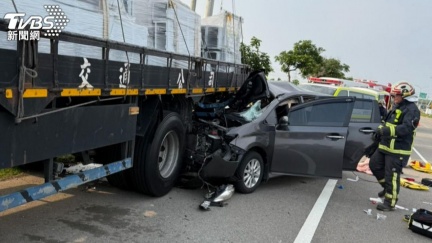 台中轎車猛撞貨車釀1死1重傷　駕駛「棄友落跑」