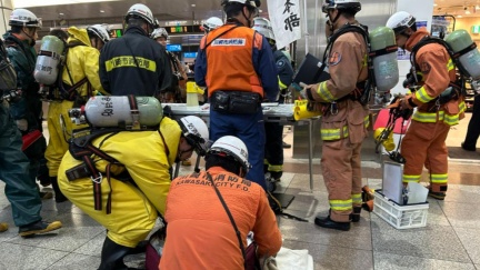 日JR列車疑遭噴灑不明物體　10人緊急送醫