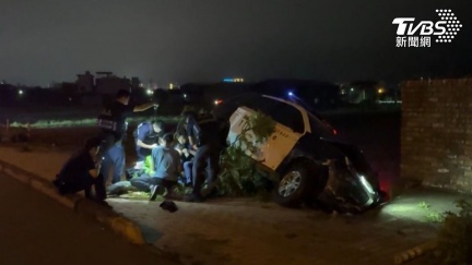 追違規車輛出意外　苗栗警車撞邊溝2警受傷