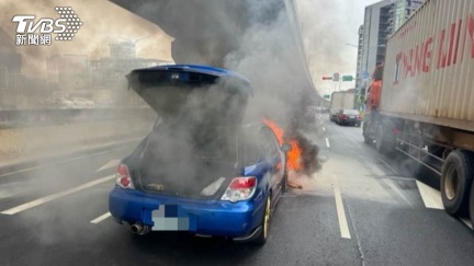 上班注意！中壢轎車「行進間起火」濃煙狂竄駕駛驚逃