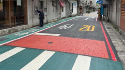 馬路突「多一塊紅色」用途曝　違規重罰3萬6