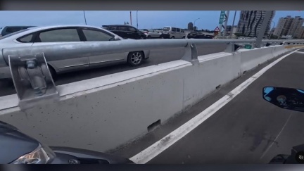 淡江大橋通車機車道第一視角　超車險釀首起車禍