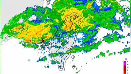 強降雨注意！鋒面影響大雷雨狂轟3縣市　防9級強陣風