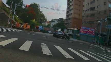 7旬翁疑身體不適「闖紅燈」撞機車　直衝幼兒園接送區