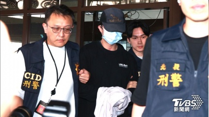 快訊／孫安佐戴帽子、口罩不發一語移送士檢複訊