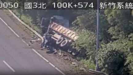 國1接國3新竹系統「砂石車衝落邊坡」　車流回堵