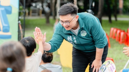 賴瑞隆封鎖《鐵拳教育》留言？　綠委緩頰：他壓力大