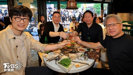 黃仁勳首爾吃五花肉！ LG會長化身烤肉小弟