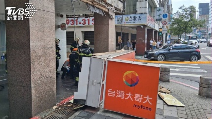 台北東區大型招牌掉落砸傷2路人　建管處開罰24萬