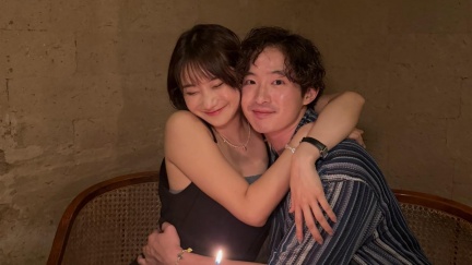 愛莉莎莎攝影師男友正面曝　2人緊抱狂噴粉紅泡泡