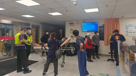 合歡山中巴雨天衝破護欄翻覆　菲國旅行團16傷