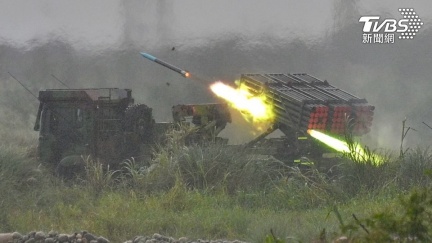 模擬敵軍進犯！雷霆2000雨天射擊　火箭彈發射秒墜地