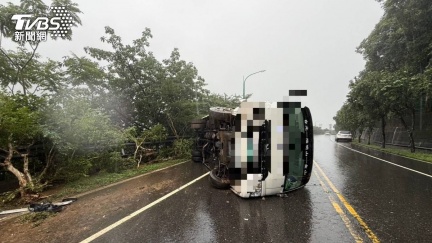雨天山路驚魂！皇家客運側翻路中央　司機乘客爬窗逃命
