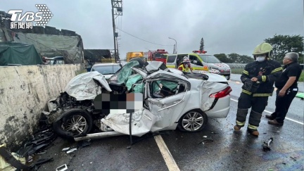 桃園新屋嚴重車禍！轎車撞聯結車成廢鐵　1死3命危
