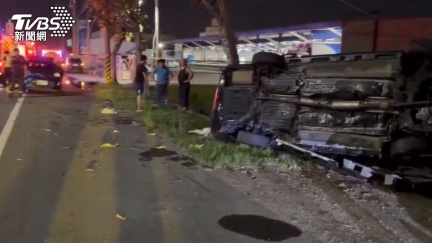 台中2車撞擊側翻撞樹　2男命危搶救中
