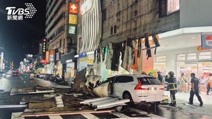 連日大雨　台中連鎖美妝店招牌腐爛砸毀8車