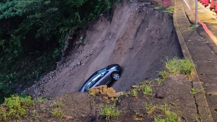 新店暴雨邊坡崩塌走山　汽車滑落恐怖畫面曝光