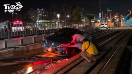 76歲翁衝進高雄輕軌　車卡住列車一度停駛