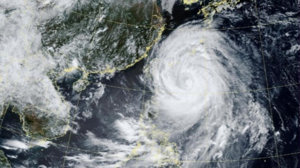 巴威颱風「路徑北衝」！暴風圈估深夜觸陸　明整日風強雨大