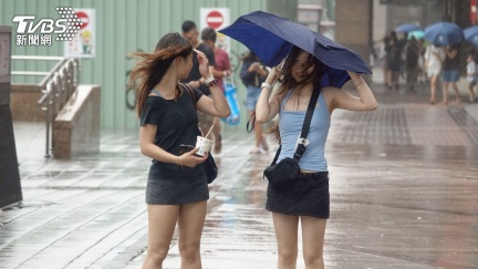 雨彈來了！「15縣市大雨特報」開炸　一路下到晚上